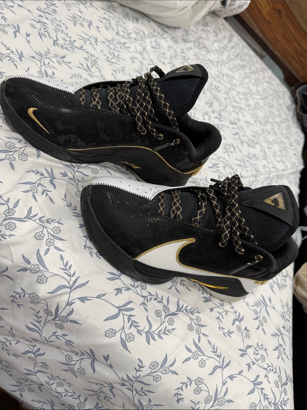 Nike Men’s Low-Top Sneakers in White, Black & Gold - Picture 2 of 5